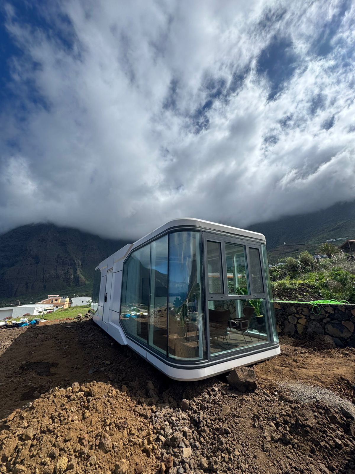 Capsula Modulus Caeli instalada en El Hierro con montanas volcanicas de fondo