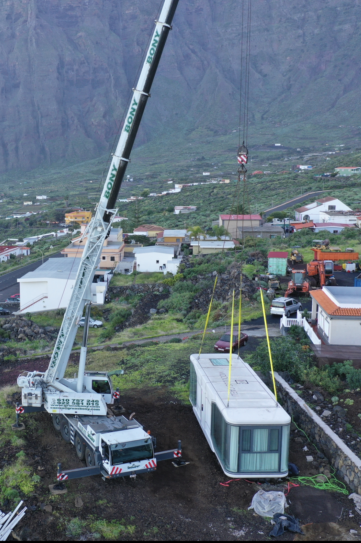 Grua instalando la capsula Modulus Caeli en terreno volcanico de El Hierro