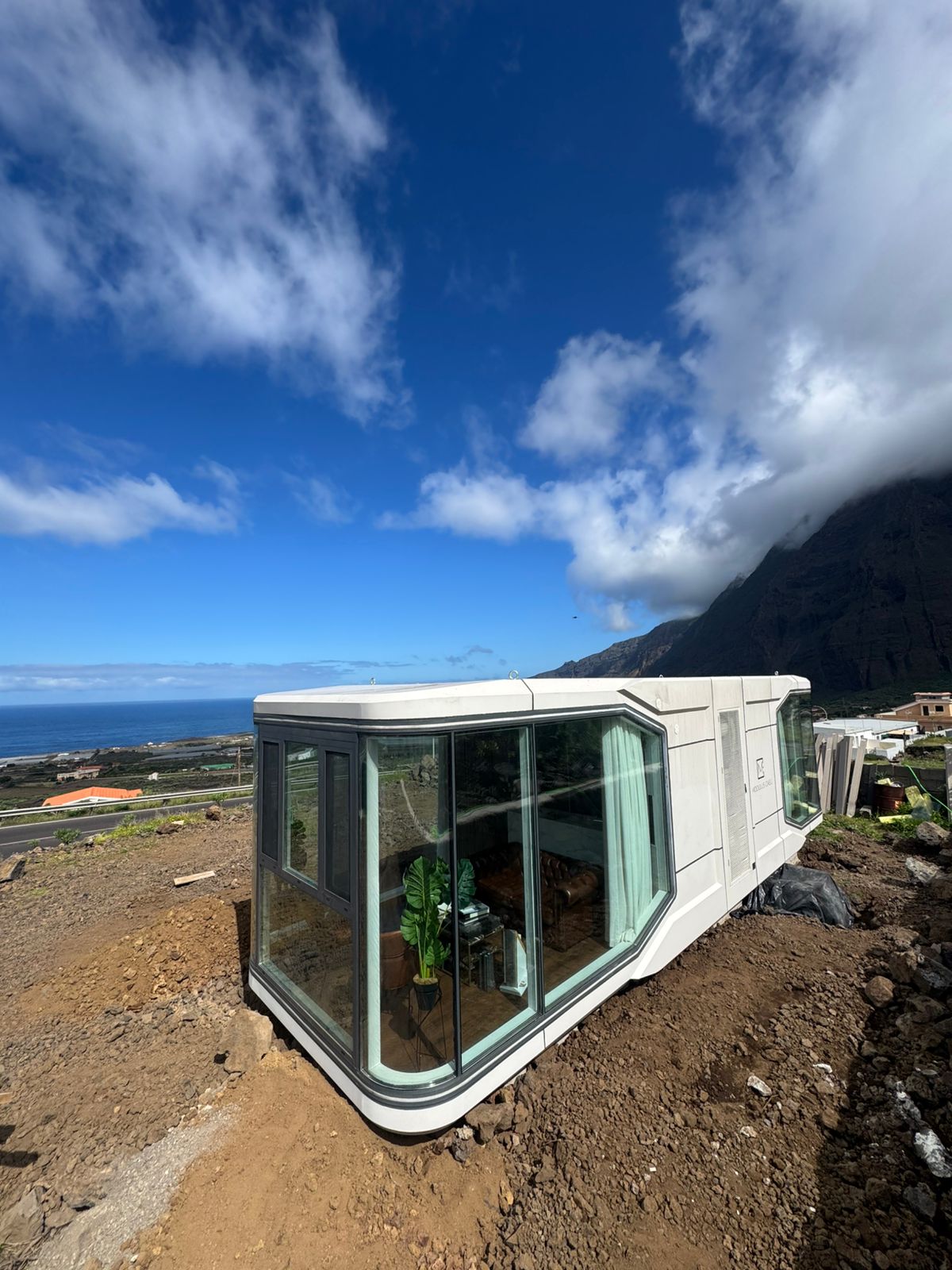 Capsula Modulus Caeli con vista al oceano Atlantico en El Hierro