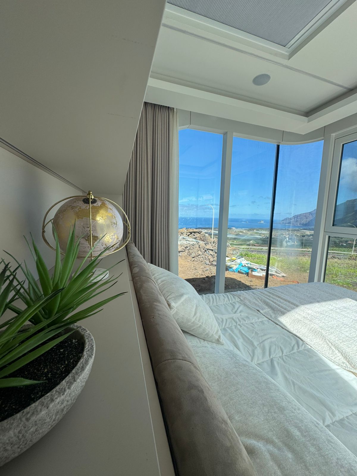 Interior de la capsula con cama y vistas panoramicas al oceano